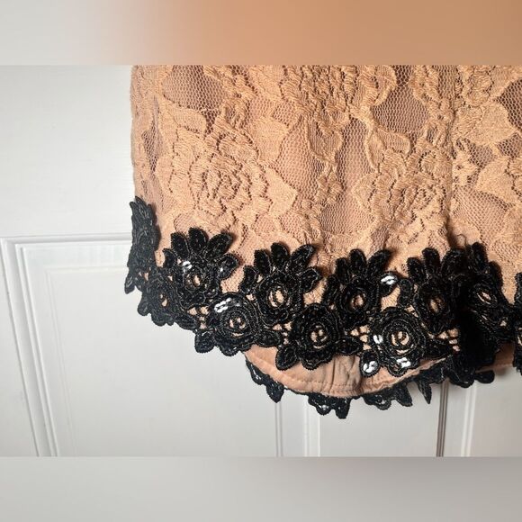 Sequin Trim Lace Romper Nude and Black Size Small - Picture 5 of 9